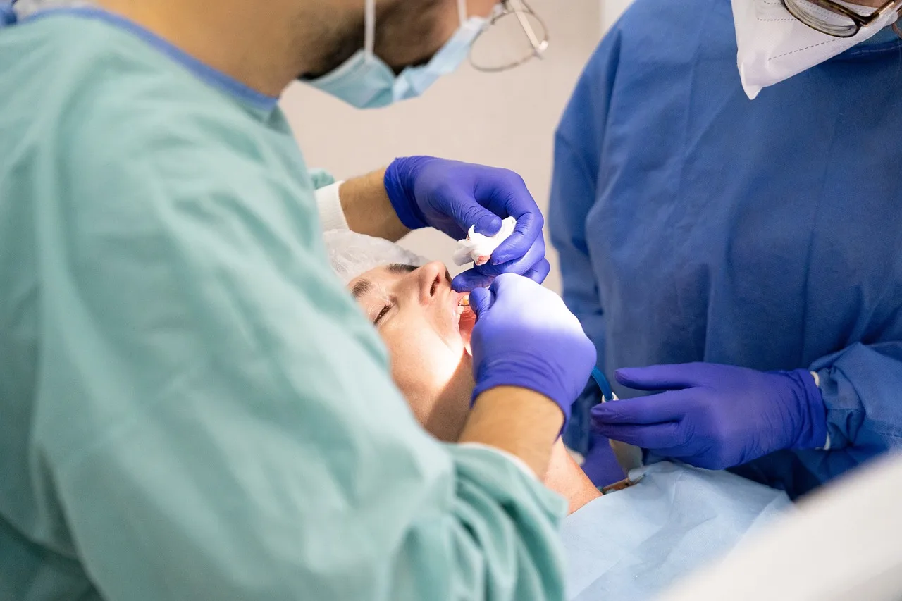Chirurgien-dentiste réalisant une intervention orthodontique sur un patient en clinique