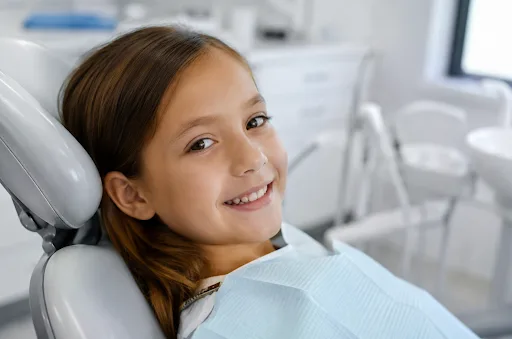 Jeune patiente souriante au fauteuil